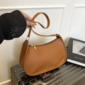 Minimalistische Satteltasche aus karamellfarbenem Leder mit glatter Oberfläche - Braun