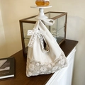 Tragetasche aus Segeltuch in Cremeweiß mit Spitzenbordüre und Schleifenakzent im Vintage-Stil - Cremefarbener Stil mit weißem Schal / Creme Mit Weißem Satinband
