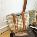 Große Tragetasche mit schwarz-weißem Muster und braunen Lederakzenten im Design - Tote Bag und Beutel / Gebrochenes Weiß