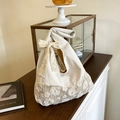 Tragetasche aus Segeltuch in Off-White mit Spitzen-Häkel-Spleißen und Dekoschleife - Cremefarbener Stil mit weißem Schal / Beige Mit Khakifarbenem Schal
