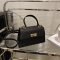 Bolso bandolera negro brillante con herrajes dorados y enganches de asa en corazón - Negro