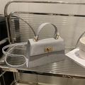 Mini bolso cuadrado chic de lentejuelas plateadas con acabado metálico y cierre dorado - Plateado
