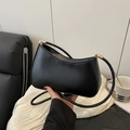 Borsa sottobraccio minimalista in pelle nera con forma a mezza luna e finiture in metallo - Nero