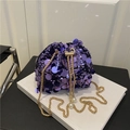 Bolso saco de lentejuelas moradas con cadena dorada y elegantes detalles de perlas - Morado