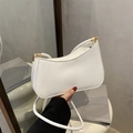 Elegante borsa hobo in pelle bianca con fibbia dorata e tracolla lunga coordinata - Bianco