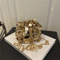 Bolso saco de lentejuelas doradas con cadena metálica y colgantes de perlas - Dorado