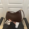 Borsa sottobraccio a mezzaluna in pelle marrone scuro con fibbia in metallo e tracolla - Marrone