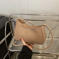 Elegante borsa a spalla minimalista beige in pelle con raffinati dettagli in oro - Cachi