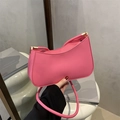 Sac sous le bras minimaliste rose pour femmes en cuir mat avec garnitures dorées - Rose rosé
