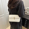 Sac bandoulière rectangulaire blanc cassé chic avec texture litchi et fermoir doré - Blanc