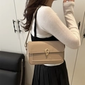 Sac bandoulière en cuir beige avec motif litchi et fermoir doré en forme de goutte - Kaki