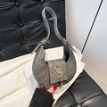 Bolso hobo de denim lavado gris con colgante de flecos dorados y silueta de media luna - Gris