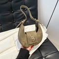 Bolso de hombro media luna verde oliva retro con logo metálico dorado y asa ancha - Caqui