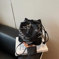 Schicke schwarze Beuteltasche mit bunten Wellenstickereien und Kordelzugverschluss - Schwarz