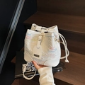 Weiße Bucket Bag aus Canvas mit bunten Wellennähten und praktischem Kordelzugverschluss - Gebrochenes Weiß