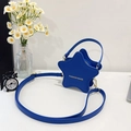 Minibolso en forma de estrella color azul Klein con letras doradas y asa ajustable - Azul