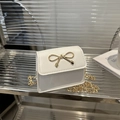 Elegante mini borsa a tracolla bianca con fiocco dorato e raffinata catena sottile - Bianco