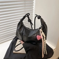 Modische schwarze Halbmond-Tasche mit Falten-Design und rosa Herz-Anhänger - Ohne Anhänger / Schwarz