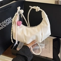 Schicke cremeweiße Knödeltasche mit Knotengriff und Herzanhänger in trendigem Design - Ohne Anhänger / Weiß