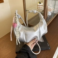 Silberne Halbmond-Schultertasche mit Falten-Design und rosa Herz-Anhänger-Accessoire - Ohne Anhänger / Silber