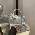Sac Boston argenté en cuir verni avec dentelle, nœud et ruban à carreaux élégant - Argenté