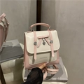 Zaino bicolore rosa e beige con decorazione a fiocco e ciondolo a cuore portato a mano - Bianco e Rosa