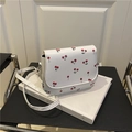 Sacoche blanche en cuir avec imprimé graffiti cerise rouge et bandoulière assortie - Blanc