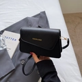 Minimalistische schwarze Umhängetasche mit Ledersteppung und goldenem Logo-Detail - Schwarz