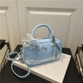 Sac Boston bleu clair avec dentelle blanche, nœud métallique et ruban à carreaux - Bleu