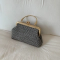 Detailansicht der Retro-Tweed-Muscheltasche mit verziertem Goldmetallrahmen und Verschluss - Grau