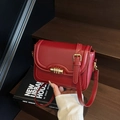Bolso bandolera minimalista en cuero PU rojo oscuro con hebilla dorada de muelle - Burdeos