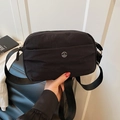 Bolso bandolera de nailon negro con correa ancha y detalle de logotipo M metálico - Negro