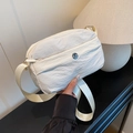 Borsa a tracolla bianco crema con tessuto testurizzato e tracolla larga - Bianco