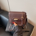 Bolso bandolera minimalista en cuero PU marrón chocolate con elegante cierre dorado - café