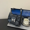 Elegante borsa a spalla plissettata nera con grande fibbia a fiocco in argento - Nero