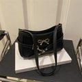 Bolso de hombro de cuero sintético negro con elegante lazo dorado para mujer moderna - Negro