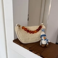 Bolso de media luna tejido blanco crema con asa de cuentas de ámbar y pingüino - Blanco