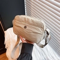 Borsa a tracolla minimalista in nylon impermeabile beige con cerniere a più strati - Cachi