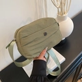 Borsa a tracolla multistrato in nylon impermeabile verde fagiolo con logo in metallo - Verde