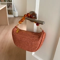 Bolso de mano de media luna tejido en rojo óxido con asa de cuentas ámbar y cremallera dorada - Marrón