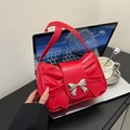 Borsa a mano rossa con design a pieghe a fiocco e fibbia in metallo argento - Rosso