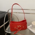 Bolso de hombro de piel sintética roja con lazo de metal dorado y detalles de correa - Rojo
