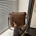 Borsa a secchiello marrone con frange, borchie argentate e tracolla stile bohémien - Marrone