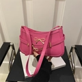 Bolso de hombro rosa de cuero sintético con lazo dorado y correa de tendencia - Rosa intenso