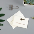 Carte de vœux blanche avec breloque trèfle en bronze et texte A Beautiful Day - Style Clé (305# Clé)