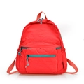 Sac à dos rouge en nylon froissé avec fermeture éclair verte contrastée et grand volume - Rouge