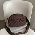 Moderne dunkelbraune Nylon-Umhängetasche mit Falten, M-Logo und verstellbarem Gurt - Dunkelbraun