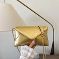 Borsa a busta dorata con trama a pieghe fini e tracolla in catena e pelle - Oro