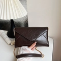 Borsa a tracolla a busta marrone scuro con catena dorata e trama vintage - Marrone Scuro
