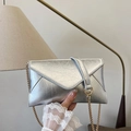 Borsa a busta argento metallizzato con trama plissettata e catena dorata - Argento